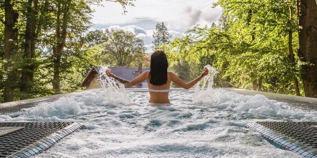 Zewnętrzne jacuzzi w hotelu z basenem w Szklarskiej Porębie