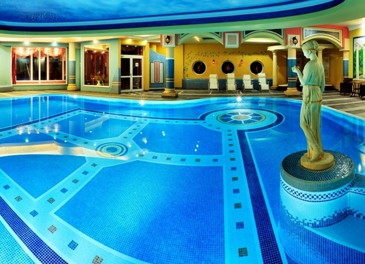 hotele z basenem w górach - basen w stylu marokańskim