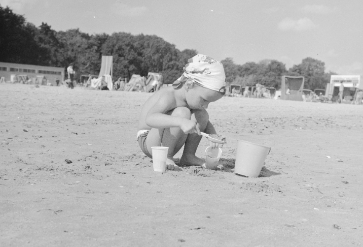 Archiwalne zdjęcie dziecka podczas zabawy na plaży w nadmorskim kurorcie