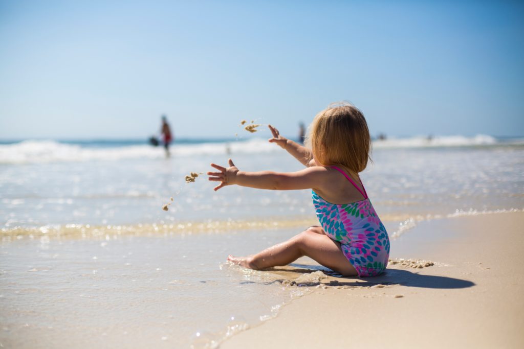 Dziecko na plaży nad Bałtykiem