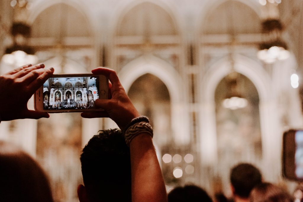 Robienie zdjęć telefonem w zabytkowym kościele