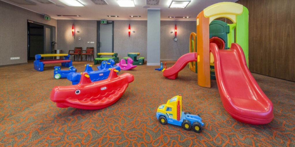 Hotel nad morzem z atrakcyjną salą zabaw dla dzieci