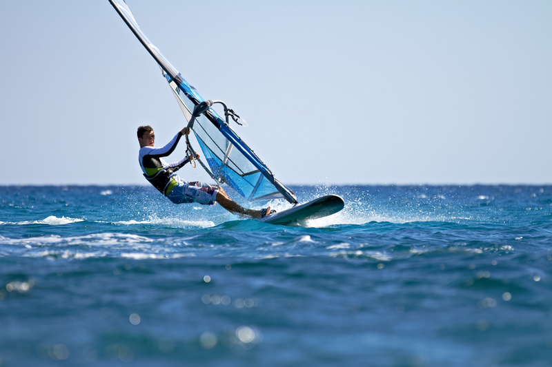Chłopak uprawiający windsurfing