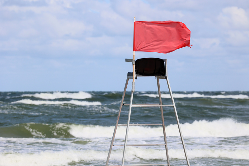 Czerwona flaga powiewająca na stanowisku ratownika nad Bałtykiem