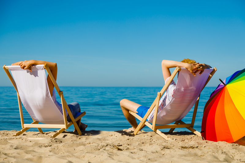 Dwie osoby na leżakach na plaży