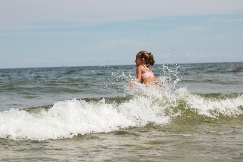 Dziewczynka kąpiąca się w Bałtyku