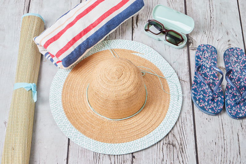 Kapelusz, ręcznik plażowy, japonki, mata na plażę