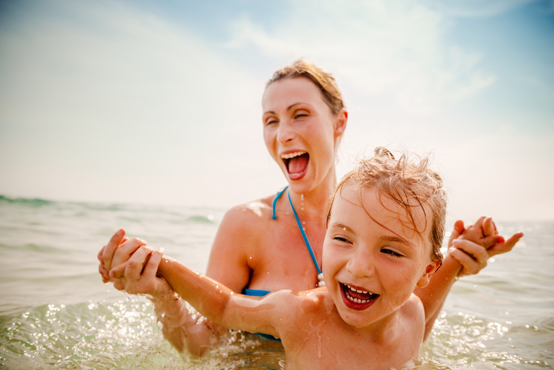 Mama kąpiąca się z synkiem w morzu