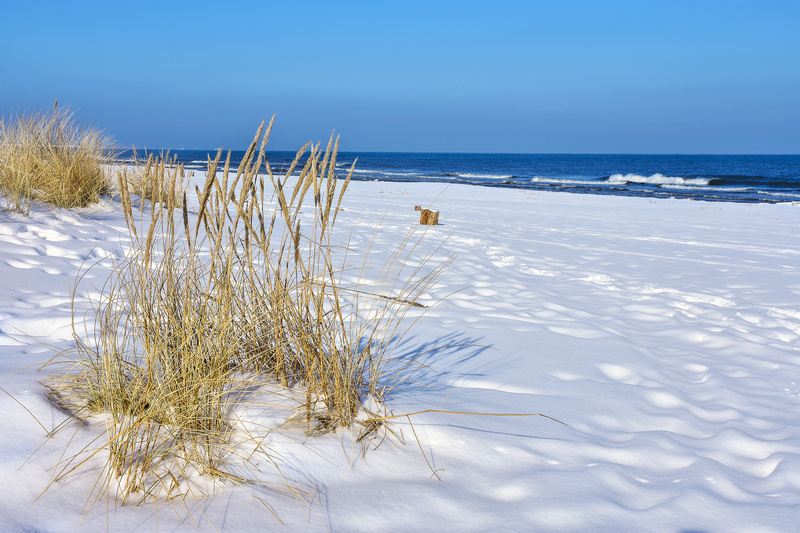 Śnieg na plaży nad Bałtykiem