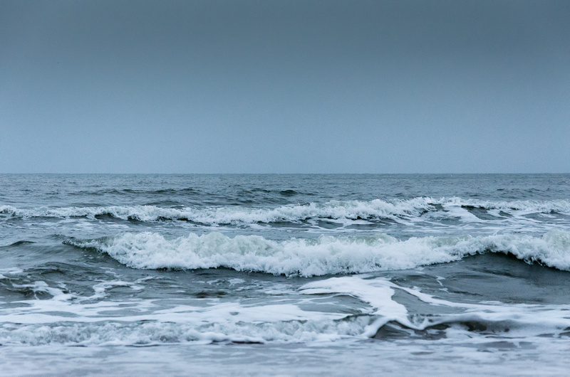 Wzburzone morze pochmurną porą