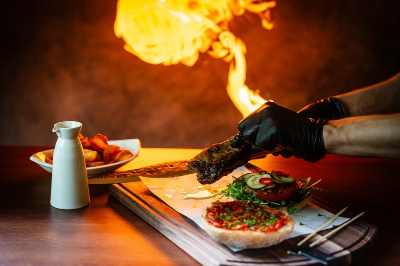 Niezwykłe podawanie potrawy w restauracji Red Salt Steak & Wine