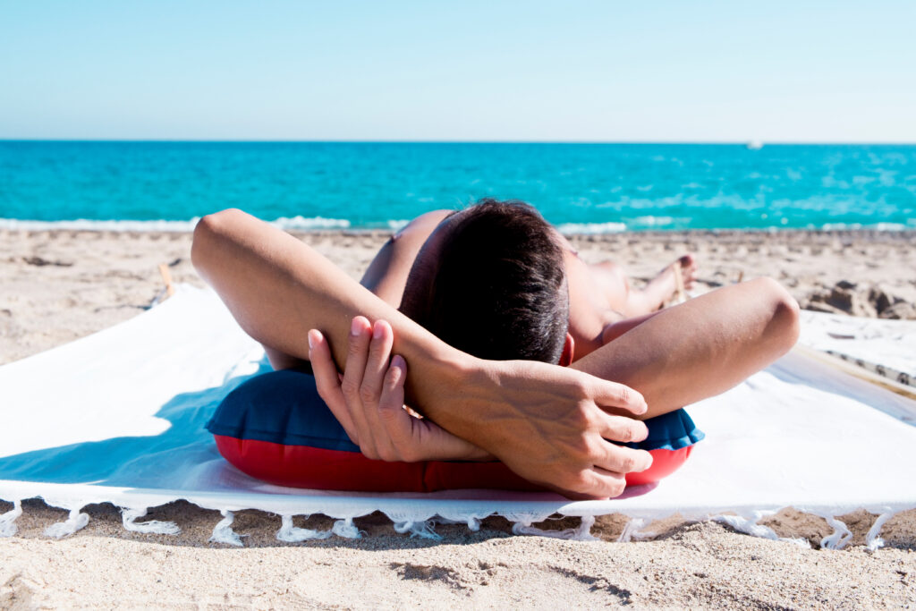 Mężczyzna opalający się na plaży nudystów w Polsce