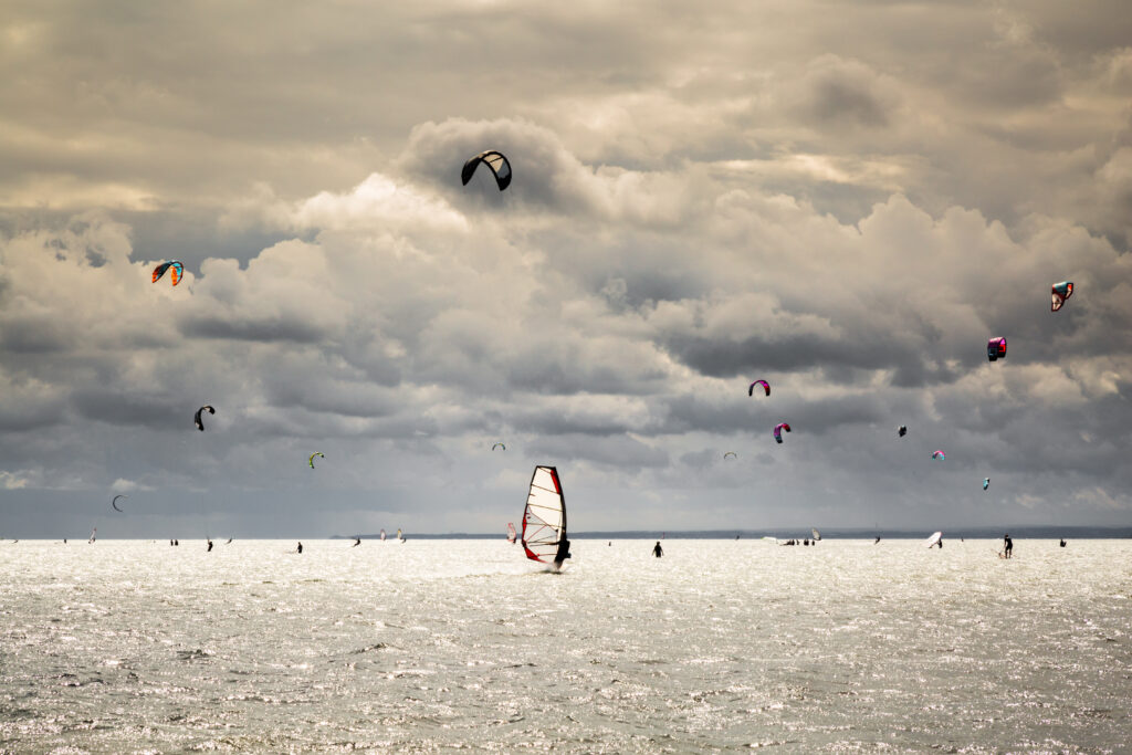 Windsurfing i kitesurfing jako jedna z największych atrakcji na Helu