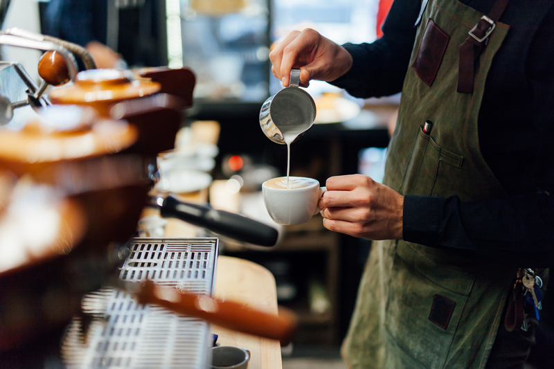 Barista robiący kawę