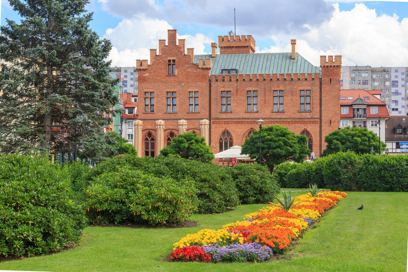 Budynek ratusza na skwerze rynku w Kołobrzegu
