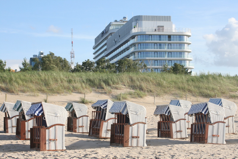 Kosze na plaży w Świnoujściu i hotel w tle