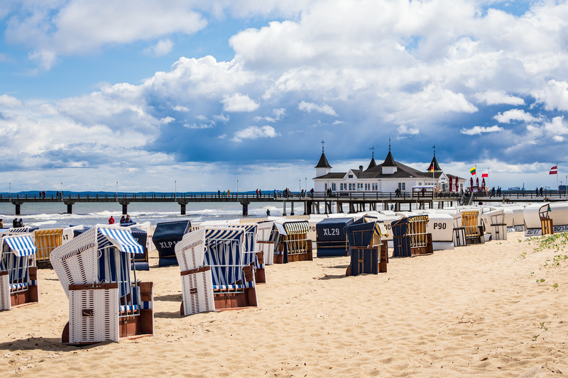 Kosze plażowe i molo w Ahlbeck