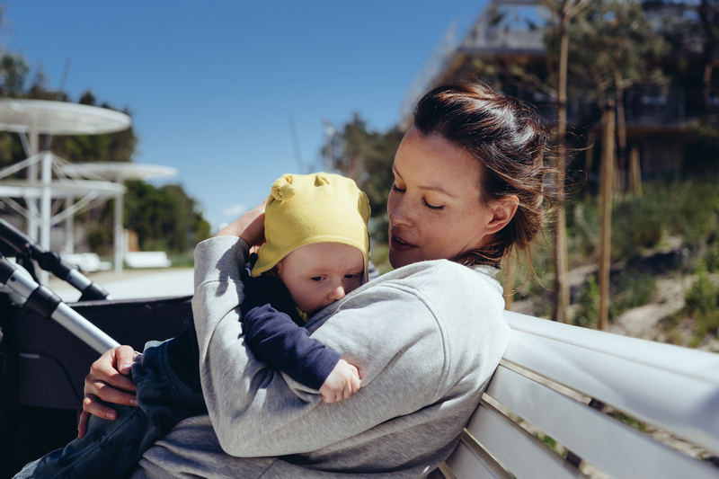 Mama z dzieckiem na rękach na promenadzie w Świnoujściu