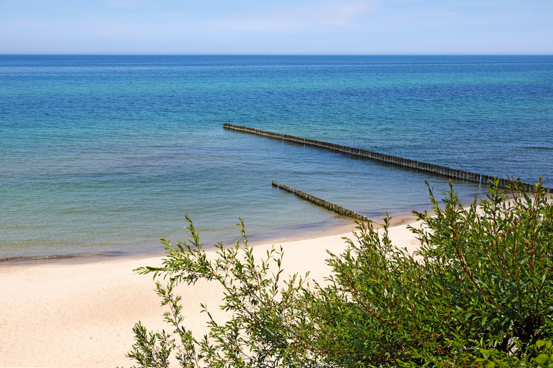 Niebieska woda i plaża w Ustroniu Morskim