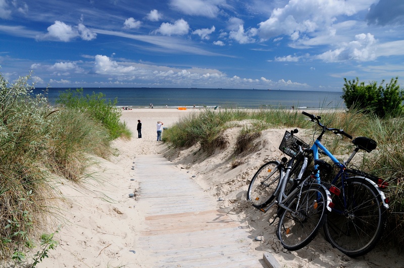 Rowery na wejściu na plażę w Świnoujściu