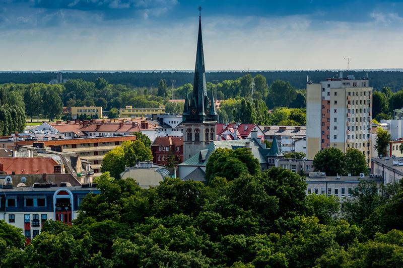 Wieże kościoła w Świnoujściu na tle innych obiektów