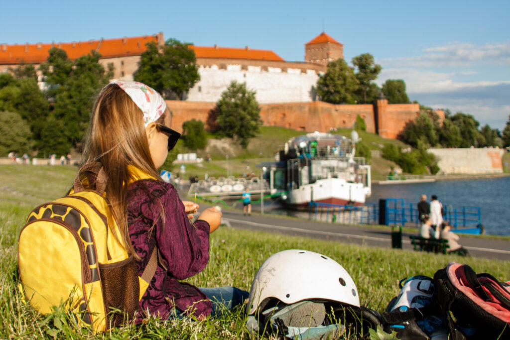 Dziewczynka podczas zwiedzania Krakowa w wakacje