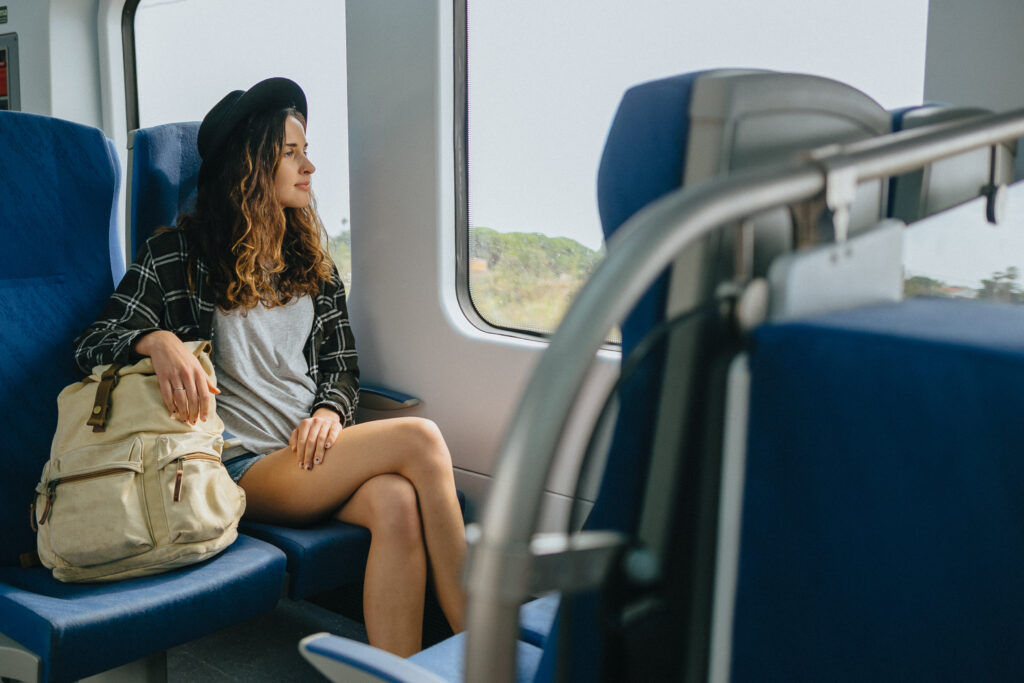 Dziewczyna podróżująca pociągiem na wakacje