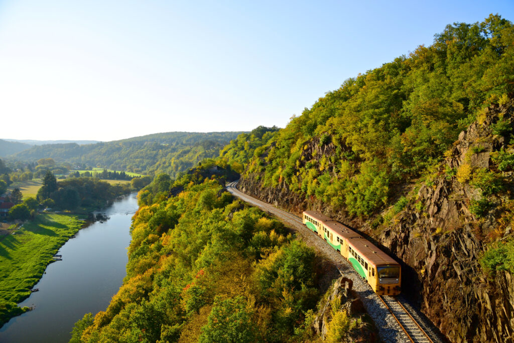 Pociąg w Czechach nad rzeką