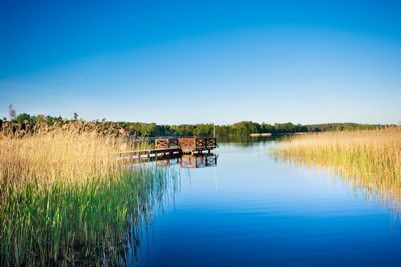 Drewniany pomost na Jeziorze Święcajty