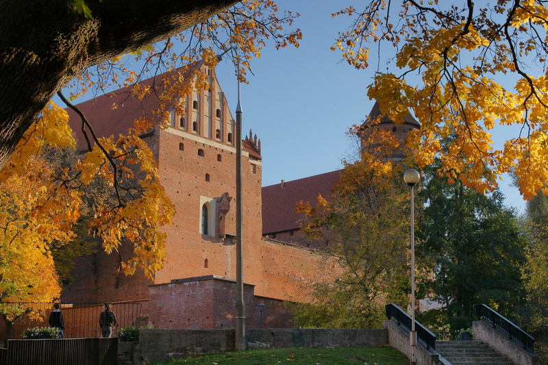 Zamek Kapituły Warmińskiej jesienią