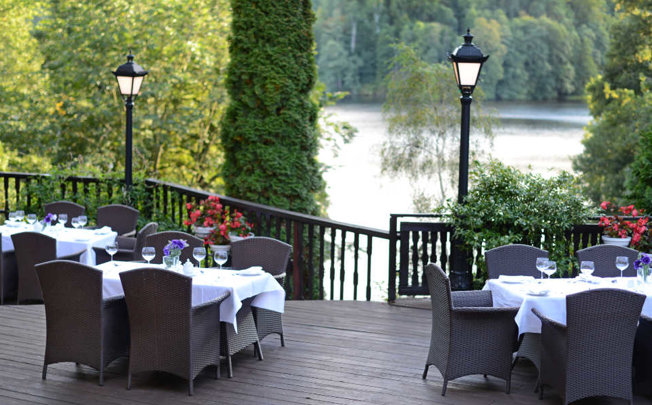 Hotelowa restauracja na Mazurach z widokiem na jezioro