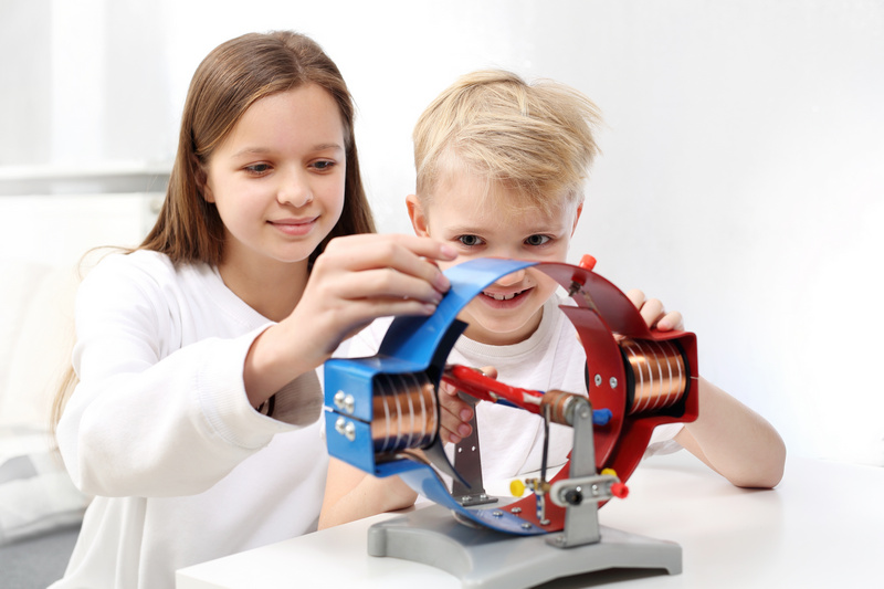 Brat i siostra podczas nauki fizyki poprzez doświadczenie