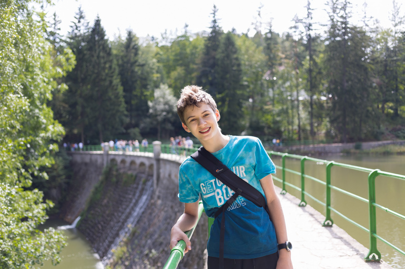 Chłopak na tamie w Karpaczu