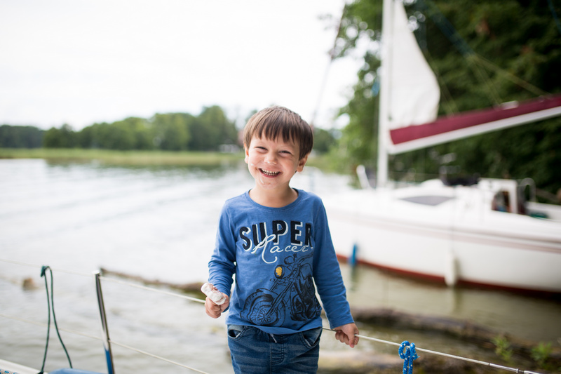 Chłopiec na tle łódki na jeziorze