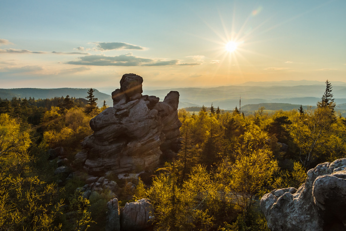 Ciekawe formy skalne w Górach Stołowych o zachodzie słońca