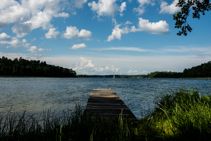 Drewniany pomost nad jeziorem Bełdany