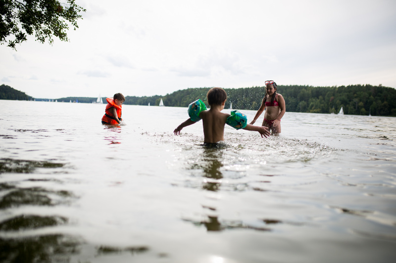Dzieci kąpiące się w jeziorze