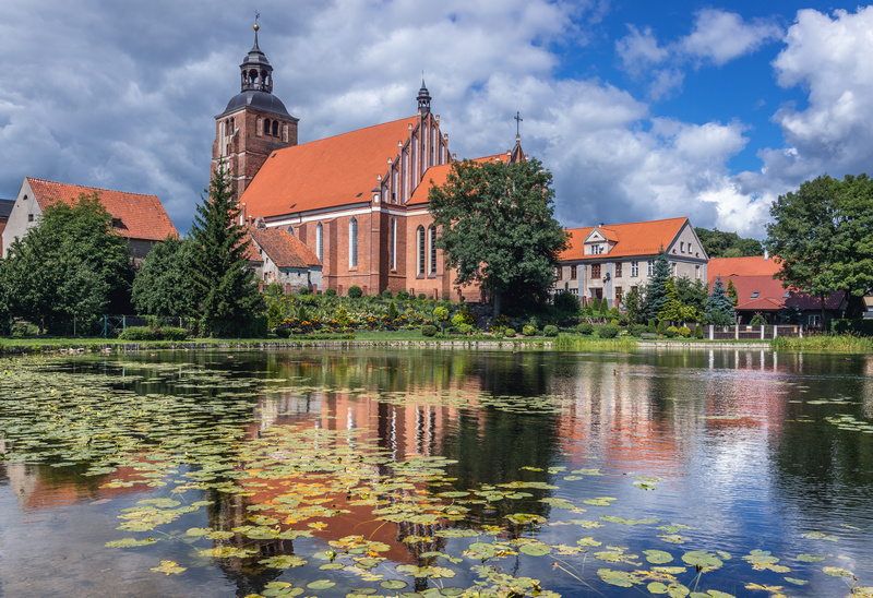 Kościół nad jeziorem w Barczewie koło Olsztyna