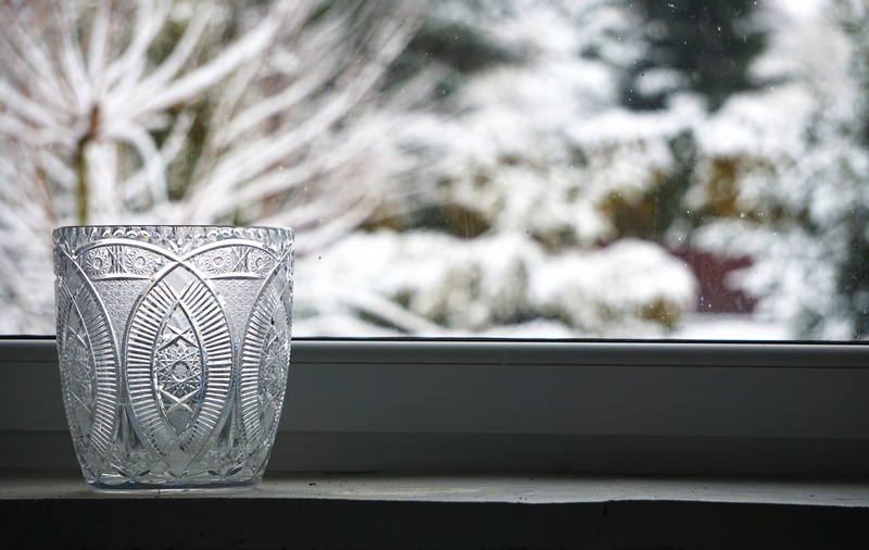 Kryształowy wazon na parapecie okna