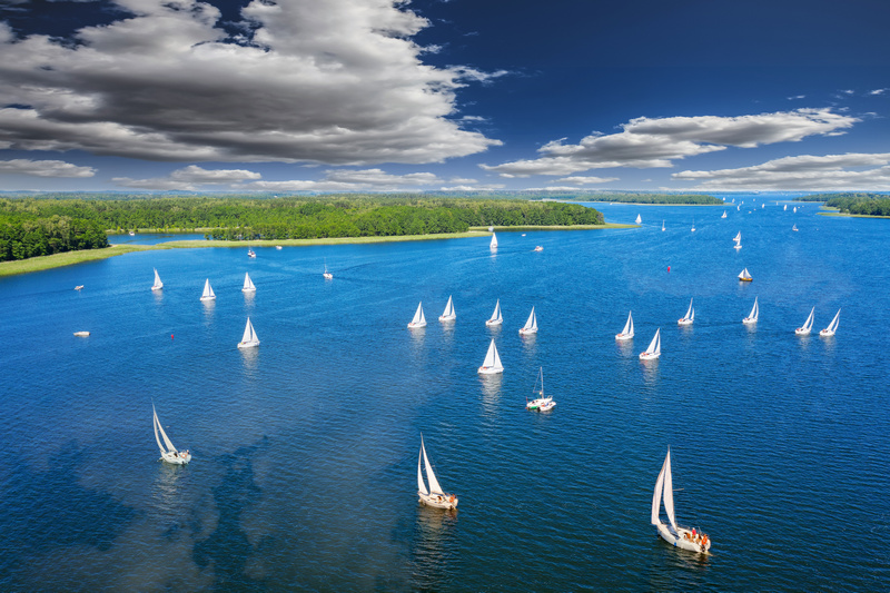 Liczne żaglówki na jeziorze na Mazurach widok z góry