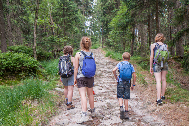Mama z dziećmi na szlaku w Górach Stołowych