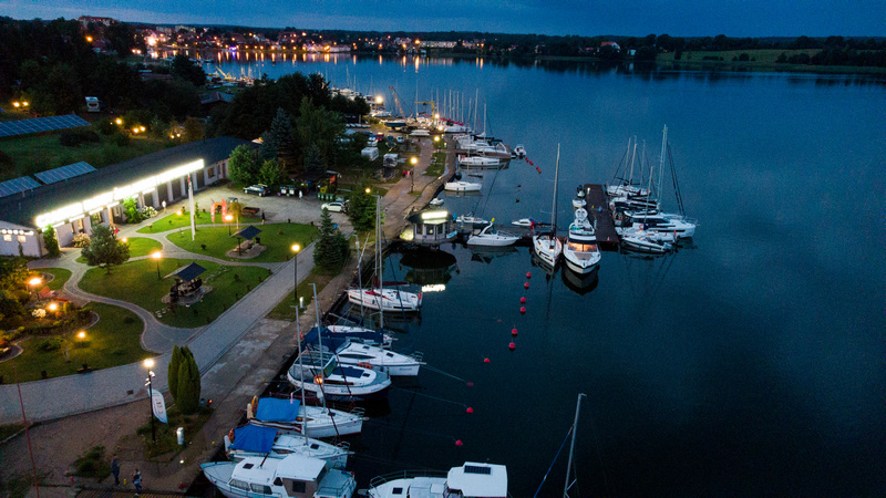 Mazurski port nocą
