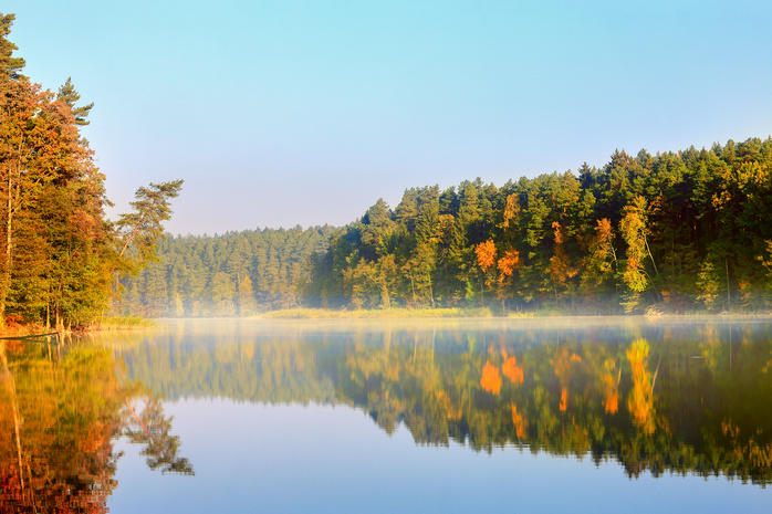 Mazurskie jezioro jesienią