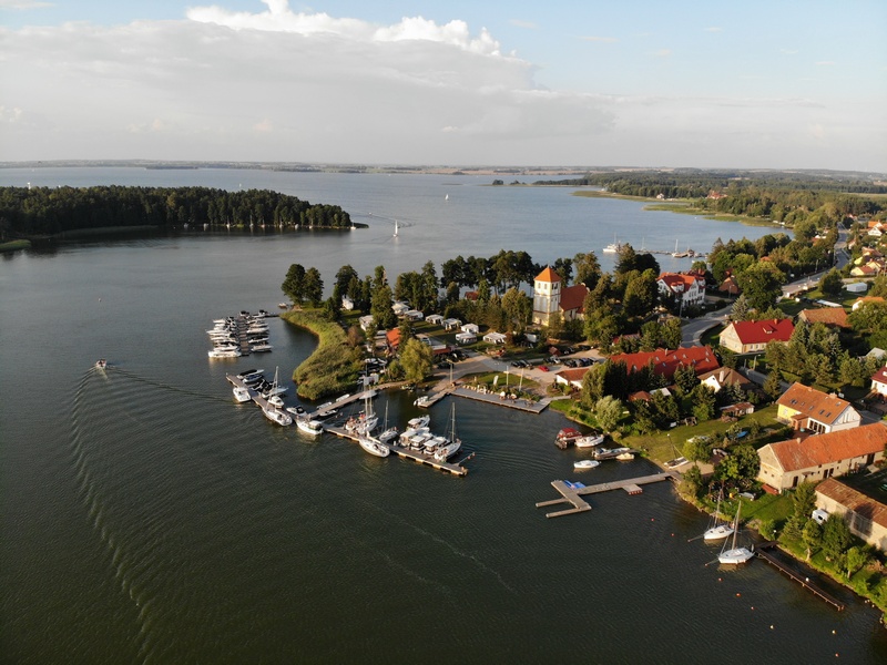 Miejscowość nad jeziorem na Mazurach