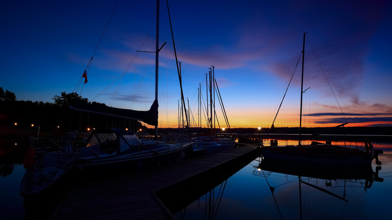 Noc na Mazurach - żaglówki na przystani