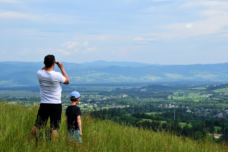 Ojciec i syn patrzący na panoramę Białki Tatrzańskiej