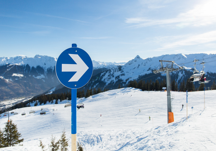 Oznaczenie trasy narciarskiej w górach