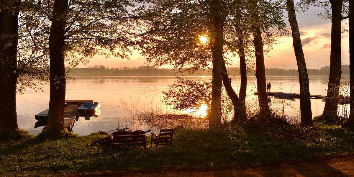 Relaks nad jeziorem na Mazurach o zachodzie słońca