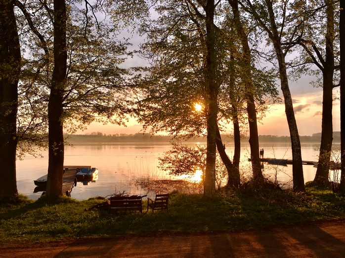 Relaks nad jeziorem na Mazurach o zachodzie słońca