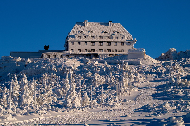 Schronisko na Szrenicy zimą